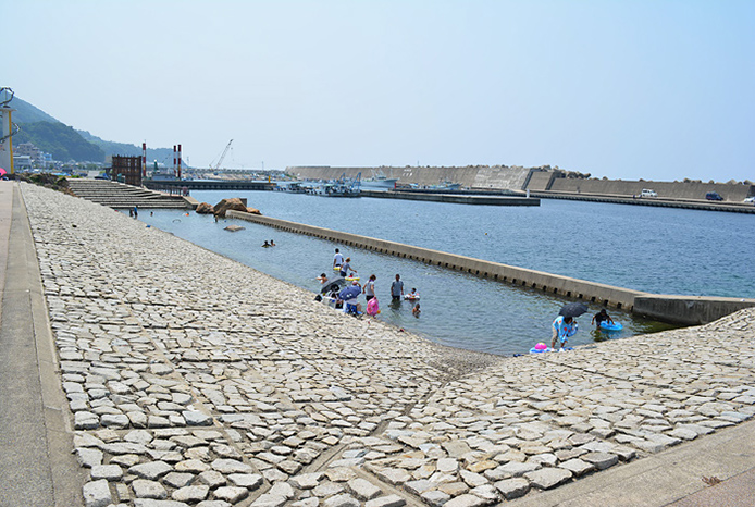 越前町漁港広場内にあるプール状の海水浴場