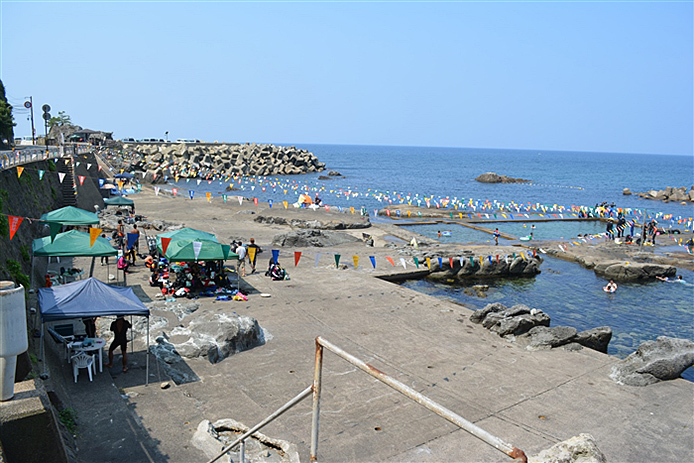 海水プールのある、岩場がメインの海水浴場