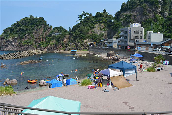 湾上の浜に、大きな岩が目印