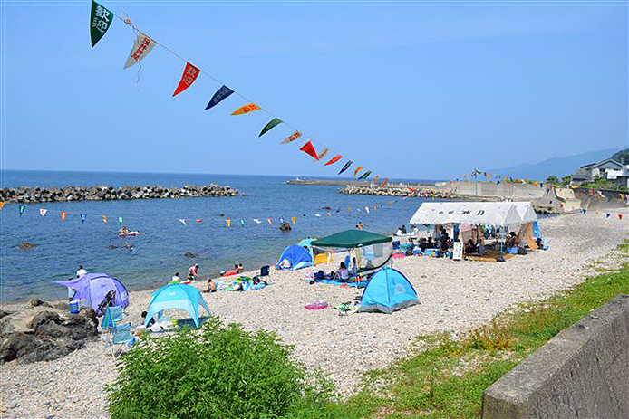 安心して楽しめる砂利浜の海水浴場