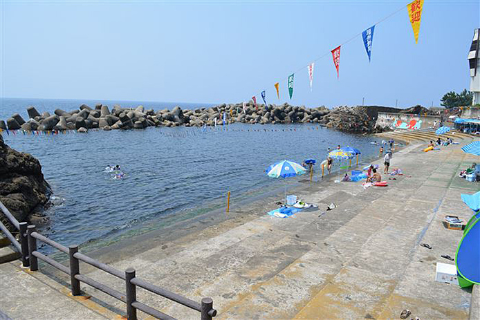 コンクリート浜辺による人工海水浴場