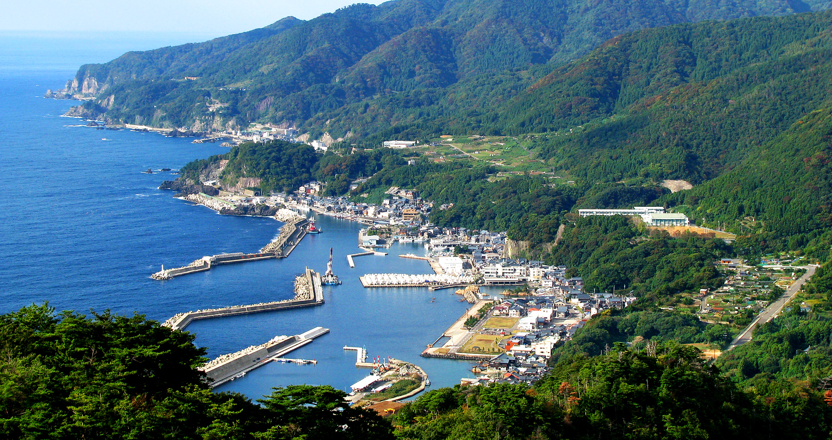 Rocky cliffs that continue along the Echizen coast